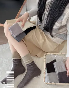 Detailaufnahme der gerippten Strick-Crew-Socken mit Farblock-Design und weicher Wolltextur