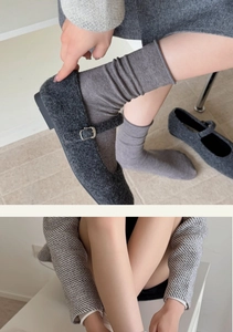 Dettaglio scarpe Mary Jane in lana grigia con fibbia e calze in maglia coordinate