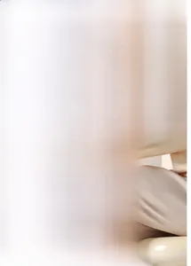 Dettaglio ravvicinato dei pantaloni casual da uomo in cotone beige con trama di qualità