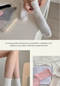 Dettaglio di calze in morbido cotone in colori pastello per un look domestico accogliente