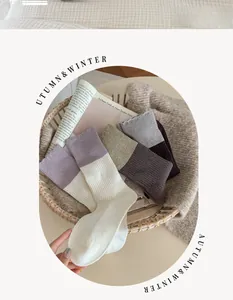 Nahaufnahme von Stricksocken mit Blockfarben und gerippten Bündchen im Korb