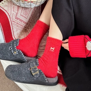 Chaussettes rouges en velours de vison velours avec broderie pour un hiver chaud au chaud