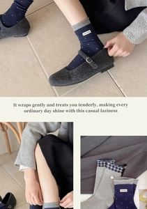 Details von Socken im Ballett-Stil mit Seitenetiketten und grauen Mary Jane Schuhen