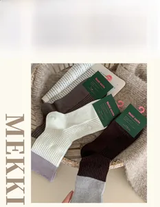 Detail von Strick-Crew-Socken mit Farblock-Design und Rüschensaum im Herbst-Stil
