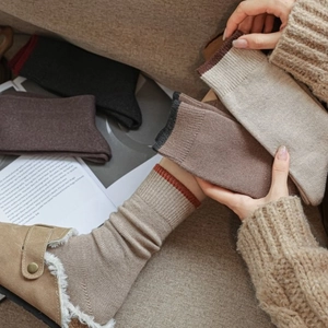 Chaussettes d'hiver pour femmes aux tons terre avec revers côtelés contrastés