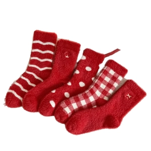 Cinq paires de chaussettes d'hiver festives rouges en peluche pour femmes