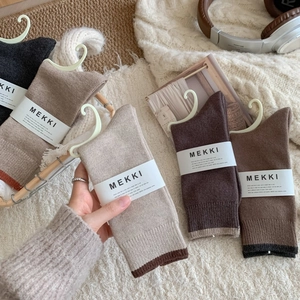 Chaussettes automne-hiver aux tons terre avec revers côtelés contrastés élégants