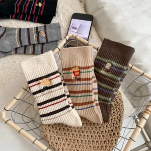 Lot de chaussettes rayées style japonais avec broderies culinaires tons terre