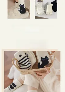 Détail de chaussettes thermiques d'hiver avec broderie chaton et bordure ondulée douce
