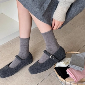 Scarpe Mary Jane in lana grigio scuro con punta quadrata e calze al polpaccio sulla modella
