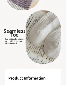 Nahaufnahme der handgekettelten Zehennaht bei gestrickten Baumwollsocken für Komfort