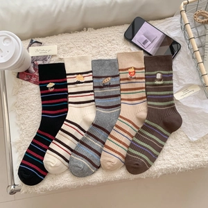 Lot de cinq paires de chaussettes rayées avec broderie gourmande sur fond blanc