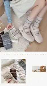 Dettaglio di calze di lana con motivi geometrici e scarpe Mary Jane in peluche morbido