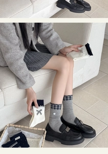 Detail von Ballet-Socken mit Schleifen, Streifen und feiner Stricktextur