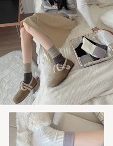 Details von Socken mit Farbmuster und Spitzenrand sowie Slippern mit Lammwollbesatz