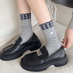 Gerippte Baumwollsocken im Ballett-Stil mit Karomanschetten und schwarzen Plateau-Loafern