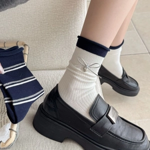Weiße Socken im Ballett-Stil mit silbernem Herzanhänger und Schleifendetails