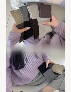 Detailansicht der Wollsocken mit Wellensaum und Rippenstrick in Erdtönen für Damen
