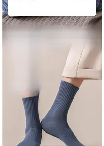 Détail du tricot côtelé des chaussettes en coton bleu avec maille respirante