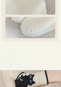 Gros plan détaillé de la couture sans fil des chaussettes blanches à motif chat