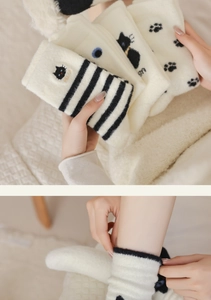 Gros plan détaillé des chaussettes d'hiver brodées chat avec texture peluche thermique