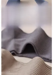 Gros plan sur la maille côtelée des chaussettes en coton gris foncé et camel