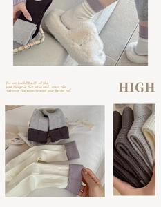 Detail von Wollmisch-Socken mit kontrastierenden Spitzenkanten und Plüschhausschuhen