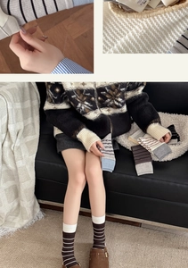 Nahaufnahme gestreifter Wollsocken in verschiedenen Farben und Stricktexturen