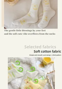 Gros plan de chaussettes d'hiver jaunes avec doublure polaire et motifs de fleurs