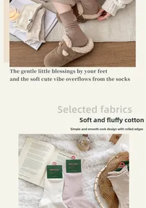 Detail von Cashmere-Socken mit Rollrand in warmen Tönen für gemütliches Wohnambiente