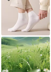 Dettaglio calzini in cotone biologico bianco con polsino elastico e materiale traspirante