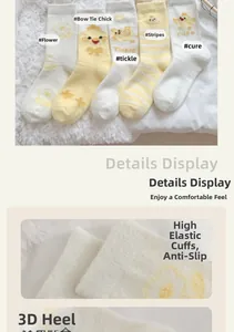 Détails des poignets élastiques et talons 3D sur chaussettes chaudes en polaire jaune
