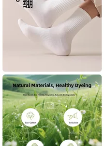 Détail de chaussettes blanches en coton bio montrant l'élasticité et le tissu végétal