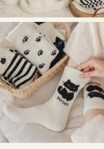 Gros plan de chaussettes chat brodées épaisses en polaire corail chaude et texture douce