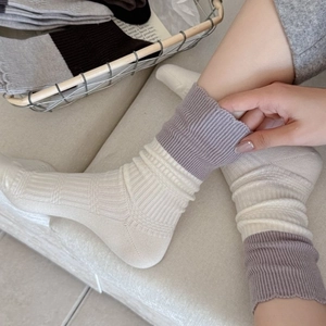 Damen Stricksocken in Creme und Lavendel mit Kontrastbund und Rippstrickmuster