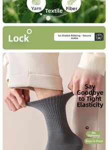 Détail de chaussettes en coton gris avec poignets côtelés renforcés et fibre élastique