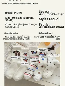 Detailansicht warmer australischer Samtsocken mit süßem Welpenmuster und Streifen