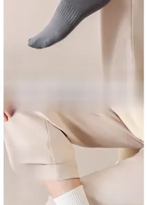 Détail des poignets élastiques côtelés et des talons renforcés sur chaussettes en coton
