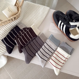 Fünf Paar gestreifte Wollsocken für Damen in verschiedenen herbstlichen Winterfarben