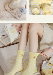 Vue détaillée de chaussettes en polaire corail à rayures jaunes avec broderie poussin douce