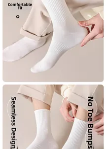 Détail de la couture sans couture aux orteils et du talon des chaussettes en coton blanc