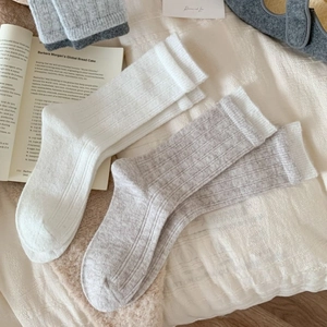 Thick wool blend socks in white and grey marl with ribbed texture for winter warmth