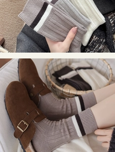 Détails du tricot de chaussettes en laine à rayures avec une coupe confortable