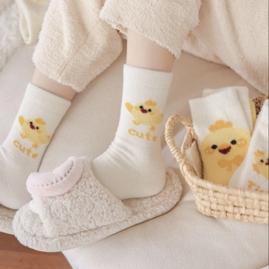 Chaussettes thermiques épaisses crème avec broderie poussin jaune dans un décor cosy