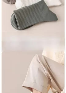 Détail de chaussettes mi-hautes en coton côtelé blanc et gris avec teinture premium
