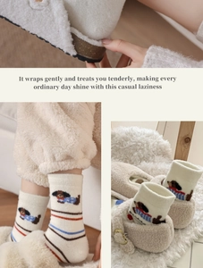 Detail der Hundestickerei und der bunten Streifen auf dicken Thermo-Socken