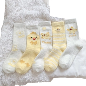 Cinq paires de chaussettes pelucheuses en polaire corail jaune et blanc avec broderie mignonne