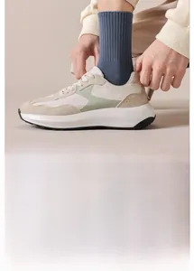 Détail de chaussettes en coton côtelé bleu montrant la texture du tissu et le design