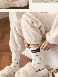 Detailansicht der dicken Plüschsocken mit Bärenmuster und passenden flauschigen Hausschuhen