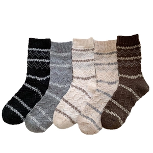 Cinque paia di calze spesse in misto lana con motivi geometrici e righe vintage